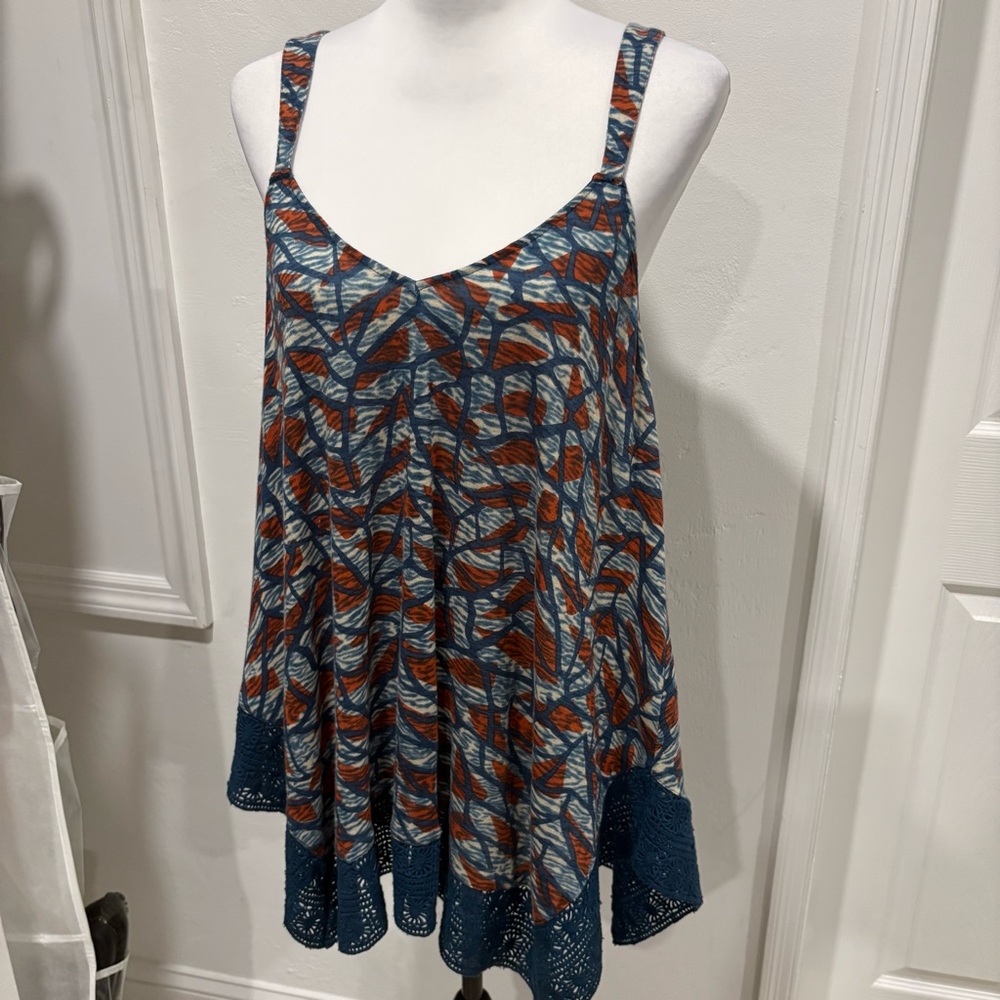 LUCKY BRAND Blue Print Swing Tank Top. Wide lace trim at hemline! Great cond. M